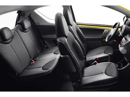 Характеристики автомобиля Peugeot 107 1.0 MT Active 3dr. (03.2012 - 03.2015): фото, вместимость, скорость, двигатель, топливо, масса, отзывы