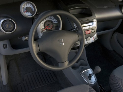 Характеристики автомобиля Peugeot 107 1.0 MT Trendy 5 dr. (04.2007 - 01.2009): фото, вместимость, скорость, двигатель, топливо, масса, отзывы