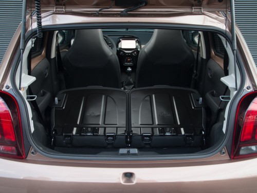 Характеристики автомобиля Peugeot 108 1.0 VTi MT Allure (04.2018 - 12.2021): фото, вместимость, скорость, двигатель, топливо, масса, отзывы