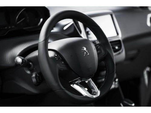 Характеристики автомобиля Peugeot 2008 1.2 AT Allure (05.2017 - 12.2019): фото, вместимость, скорость, двигатель, топливо, масса, отзывы