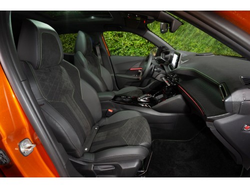 Характеристики автомобиля Peugeot 2008 1.2 PureTech AT Allure (02.2020 - 08.2020): фото, вместимость, скорость, двигатель, топливо, масса, отзывы