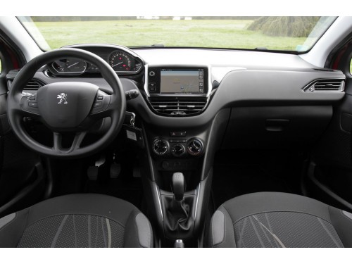 Характеристики автомобиля Peugeot 208 1.2 MT Allure 5dr (01.2014 - 12.2014): фото, вместимость, скорость, двигатель, топливо, масса, отзывы