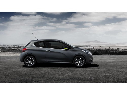 Характеристики автомобиля Peugeot 208 1.2 PureTech AT (06.2015 - 03.2019): фото, вместимость, скорость, двигатель, топливо, масса, отзывы