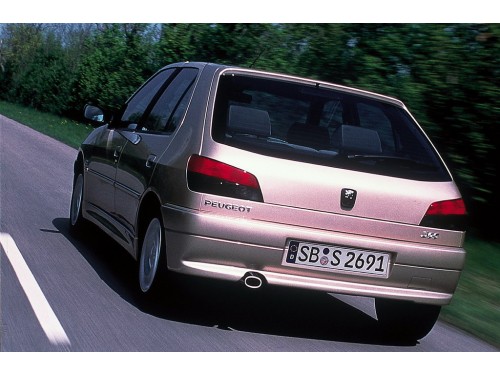 Характеристики автомобиля Peugeot 306 1.6i AT Roland Garros (05.1997 - 09.2002): фото, вместимость, скорость, двигатель, топливо, масса, отзывы