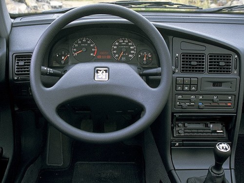 Характеристики автомобиля Peugeot 405 1.8 AT GR (03.1993 - 09.1995): фото, вместимость, скорость, двигатель, топливо, масса, отзывы