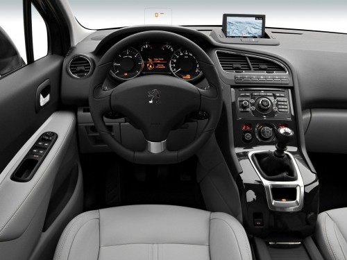 Характеристики автомобиля Peugeot 5008 1.6 BlueHDi MT Allure (08.2015 - 01.2017): фото, вместимость, скорость, двигатель, топливо, масса, отзывы