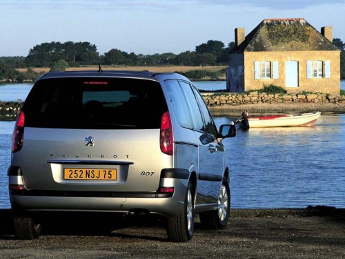 Характеристики автомобиля Peugeot 807 2.0 AT (01.2005 - 01.2008): фото, вместимость, скорость, двигатель, топливо, масса, отзывы