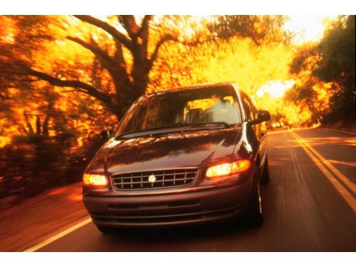 Характеристики автомобиля Plymouth Voyager 3.3 AT FWD Ultradrive 7-passenger Base (09.1995 - 09.2000): фото, вместимость, скорость, двигатель, топливо, масса, отзывы