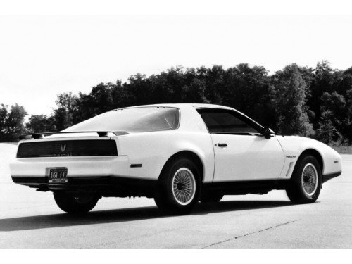 Характеристики автомобиля Pontiac Firebird 2.8 AT4 Firebird S/E (12.1982 - 10.1984): фото, вместимость, скорость, двигатель, топливо, масса, отзывы