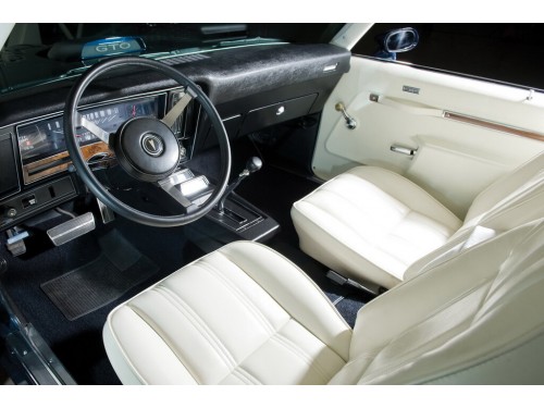Характеристики автомобиля Pontiac GTO 5.8 MT4 GTO Base (09.1973 - 09.1974): фото, вместимость, скорость, двигатель, топливо, масса, отзывы