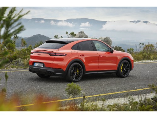 Характеристики автомобиля Porsche Cayenne Coupe 4.0 Tiptronic Turbo S E-Hybrid (09.2019 - 12.2022): фото, вместимость, скорость, двигатель, топливо, масса, отзывы