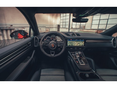 Характеристики автомобиля Porsche Cayenne Coupe 4.0 Tiptronic Turbo S E-Hybrid (09.2019 - 12.2022): фото, вместимость, скорость, двигатель, топливо, масса, отзывы