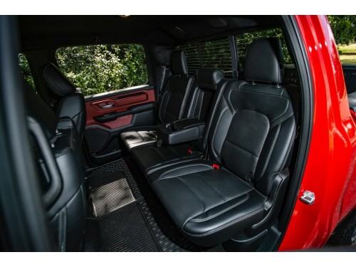 Характеристики автомобиля RAM 1500 3.0 Ecodiesel AT 4x2 Laramie Quad Cab (08.2019 - н.в.): фото, вместимость, скорость, двигатель, топливо, масса, отзывы