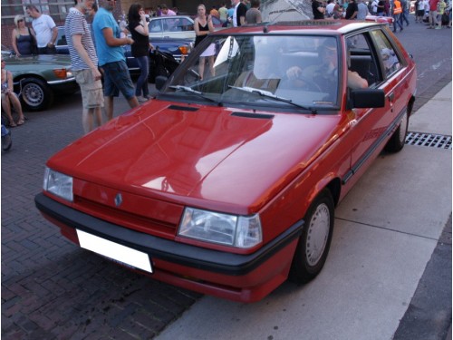 Характеристики автомобиля Renault 11 1.6D MT TD (10.1986 - 12.1988): фото, вместимость, скорость, двигатель, топливо, масса, отзывы