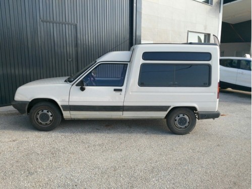 Характеристики автомобиля Renault Express 1.4 MT Combi (03.1985 - 07.1988): фото, вместимость, скорость, двигатель, топливо, масса, отзывы