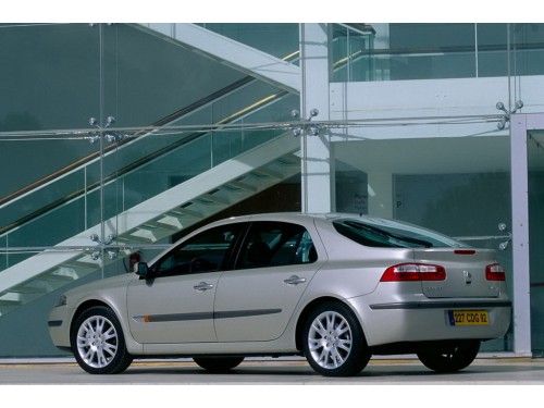 Характеристики автомобиля Renault Laguna 1.8 MT Dynamique (03.2001 - 10.2004): фото, вместимость, скорость, двигатель, топливо, масса, отзывы