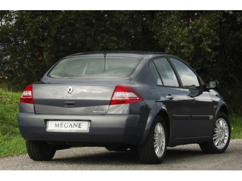 Характеристики автомобиля Renault Megane 1.5 dCi MT Authentique (01.2006 - 09.2009): фото, вместимость, скорость, двигатель, топливо, масса, отзывы