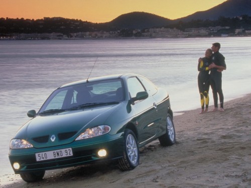 Характеристики автомобиля Renault Megane 1.6 16V MT Expression (03.1999 - 08.2002): фото, вместимость, скорость, двигатель, топливо, масса, отзывы