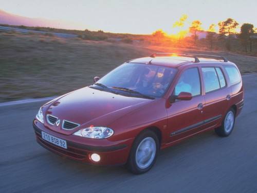 Характеристики автомобиля Renault Megane 1.4e MT Dynamique (03.1999 - 09.2000): фото, вместимость, скорость, двигатель, топливо, масса, отзывы