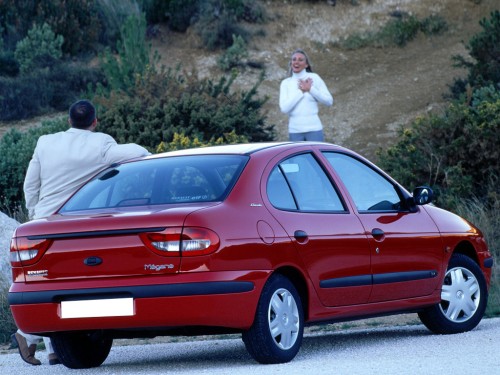 Характеристики автомобиля Renault Megane 1.6 MT (10.2000 - 09.2003): фото, вместимость, скорость, двигатель, топливо, масса, отзывы