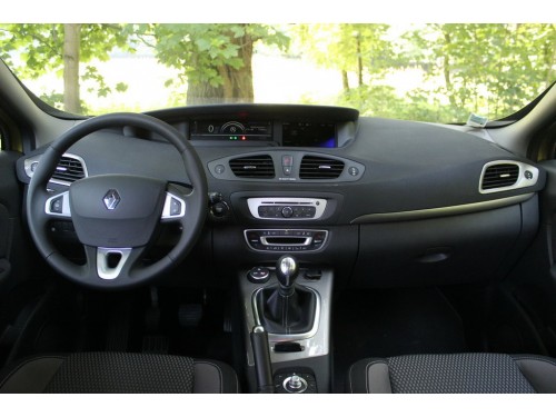 Характеристики автомобиля Renault Scenic 1.2 TCe ENERGY 130 MT Paris (04.2013 - 04.2015): фото, вместимость, скорость, двигатель, топливо, масса, отзывы