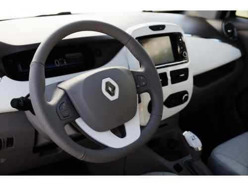 Характеристики автомобиля Renault ZOE 41 kWh Edition One (01.2017 - 12.2017): фото, вместимость, скорость, двигатель, топливо, масса, отзывы