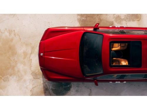 Характеристики автомобиля Rolls-Royce Cullinan 6.8 AT Cullinan (10.2018 - 12.2022): фото, вместимость, скорость, двигатель, топливо, масса, отзывы