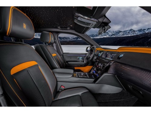 Характеристики автомобиля Rolls-Royce Cullinan 6.7 AT Cullinan (05.2018 - н.в.): фото, вместимость, скорость, двигатель, топливо, масса, отзывы