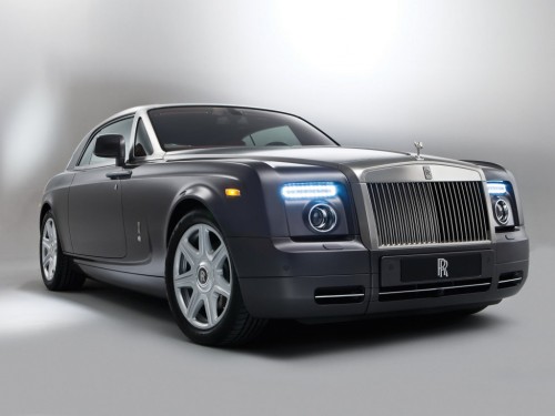 Характеристики автомобиля Rolls-Royce Phantom 6.7 AT Base (04.2008 - 02.2012): фото, вместимость, скорость, двигатель, топливо, масса, отзывы