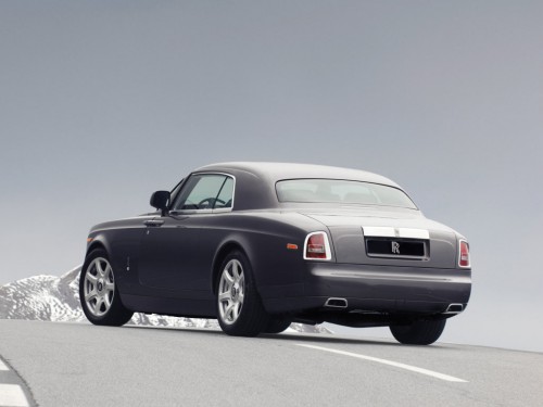 Характеристики автомобиля Rolls-Royce Phantom 6.7 AT Base (04.2008 - 02.2012): фото, вместимость, скорость, двигатель, топливо, масса, отзывы