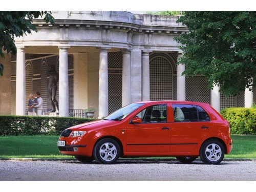 Характеристики автомобиля Skoda Fabia 1.2 MT Classic (01.2003 - 07.2004): фото, вместимость, скорость, двигатель, топливо, масса, отзывы