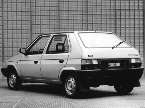 Характеристики автомобиля Skoda Favorit 1.3 MT 136 LXi (07.1993 - 11.1994): фото, вместимость, скорость, двигатель, топливо, масса, отзывы