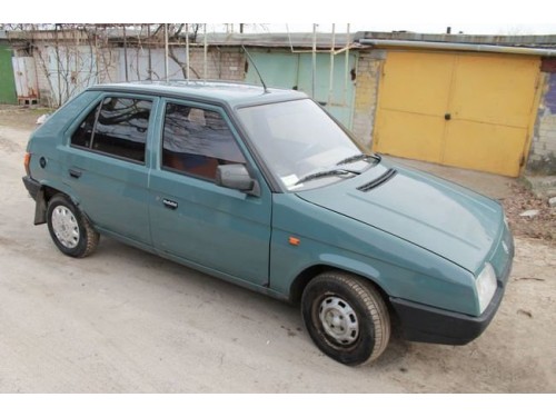 Характеристики автомобиля Skoda Favorit 1.1 MT 115 L (07.1988 - 04.1991): фото, вместимость, скорость, двигатель, топливо, масса, отзывы