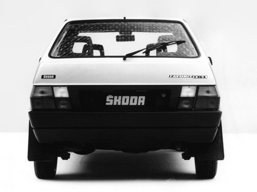 Характеристики автомобиля Skoda Favorit 1.3 MT 136 L (06.1991 - 06.1993): фото, вместимость, скорость, двигатель, топливо, масса, отзывы