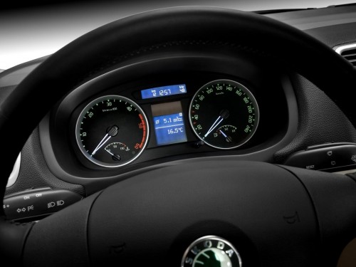 Характеристики автомобиля Skoda Roomster 1.9 TDI MT Scout (06.2006 - 07.2010): фото, вместимость, скорость, двигатель, топливо, масса, отзывы