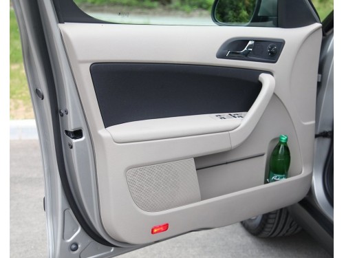 Характеристики автомобиля Skoda Yeti 1.8 TSI DSG 4x4 Ambition (05.2009 - 01.2014): фото, вместимость, скорость, двигатель, топливо, масса, отзывы