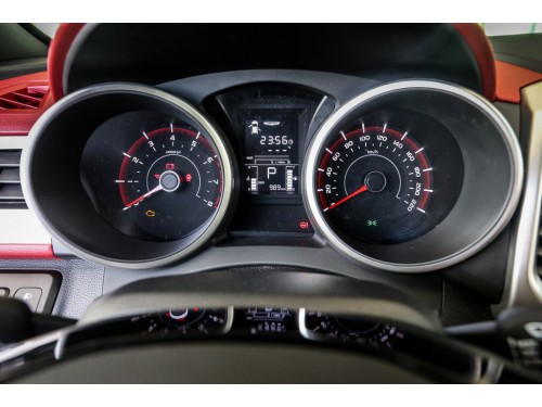 Характеристики автомобиля SsangYong Tivoli 1.6 MT Welcome (01.2017 - 01.2021): фото, вместимость, скорость, двигатель, топливо, масса, отзывы
