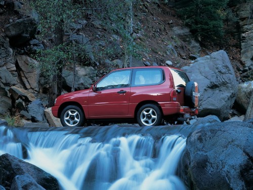 Характеристики автомобиля Suzuki Grand Vitara 1.6 MT (09.1997 - 08.2005): фото, вместимость, скорость, двигатель, топливо, масса, отзывы