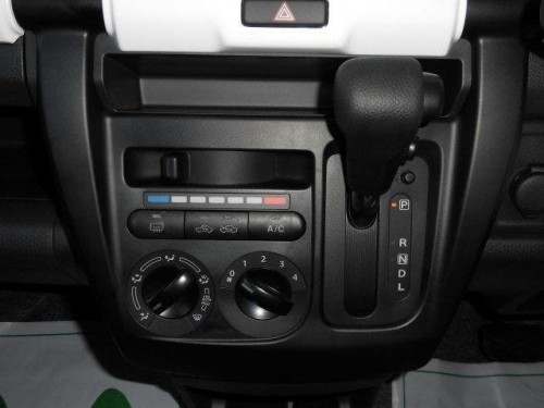 Характеристики автомобиля Suzuki Hustler 660 A 4WD (05.2015 - 11.2015): фото, вместимость, скорость, двигатель, топливо, масса, отзывы