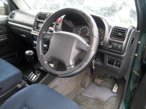 Характеристики автомобиля Suzuki Jimny Sierra 1.3 4WD (10.2004 - 05.2008): фото, вместимость, скорость, двигатель, топливо, масса, отзывы