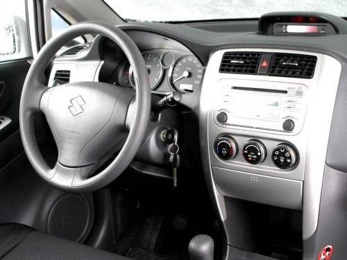 Характеристики автомобиля Suzuki Liana 1.6 AT 4WD GLX (09.2004 - 03.2007): фото, вместимость, скорость, двигатель, топливо, масса, отзывы