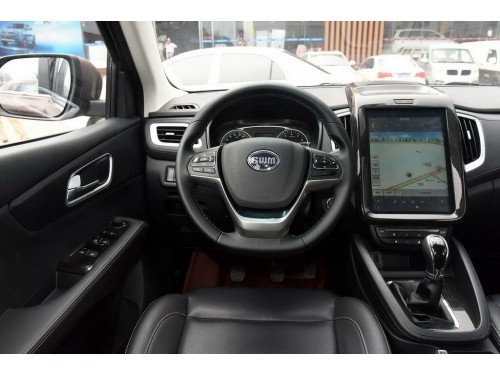 Характеристики автомобиля SWM X7 1.5T MT Luxury Internet (07.2019 - 04.2020): фото, вместимость, скорость, двигатель, топливо, масса, отзывы