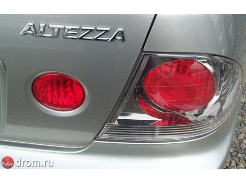 Характеристики автомобиля Toyota Altezza 2.0 AS200 (10.1998 - 04.2000): фото, вместимость, скорость, двигатель, топливо, масса, отзывы