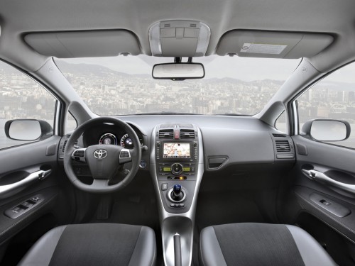 Характеристики автомобиля Toyota Auris 1.3 MT 5dr. (07.2010 - 11.2012): фото, вместимость, скорость, двигатель, топливо, масса, отзывы