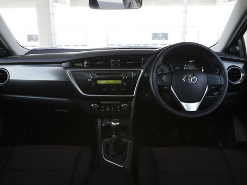 Характеристики автомобиля Toyota Auris 1.8 180G (08.2012 - 03.2015): фото, вместимость, скорость, двигатель, топливо, масса, отзывы