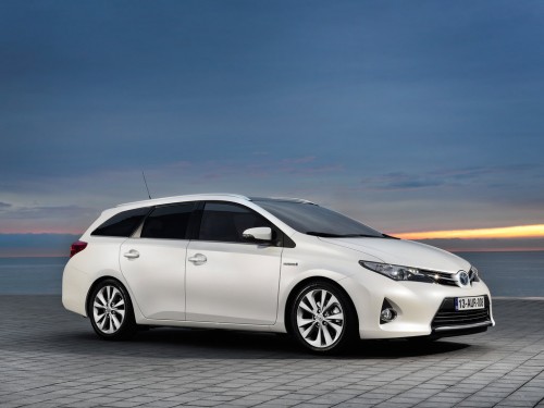 Характеристики автомобиля Toyota Auris 1.3 MT Life (07.2013 - 05.2014): фото, вместимость, скорость, двигатель, топливо, масса, отзывы