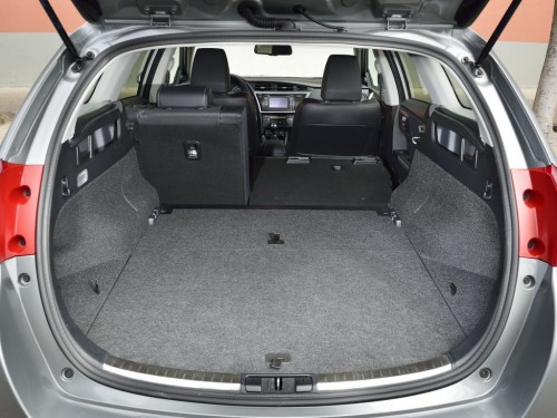 Характеристики автомобиля Toyota Auris 1.4 D-4D MT Edition (07.2013 - 05.2014): фото, вместимость, скорость, двигатель, топливо, масса, отзывы