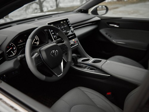 Характеристики автомобиля Toyota Avalon 2.5 E-CVT Hybrid XSE (01.2018 - 06.2021): фото, вместимость, скорость, двигатель, топливо, масса, отзывы
