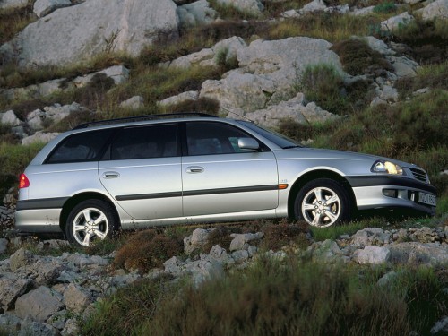 Характеристики автомобиля Toyota Avensis 1.8 AT Linea Sol (10.1997 - 09.2000): фото, вместимость, скорость, двигатель, топливо, масса, отзывы