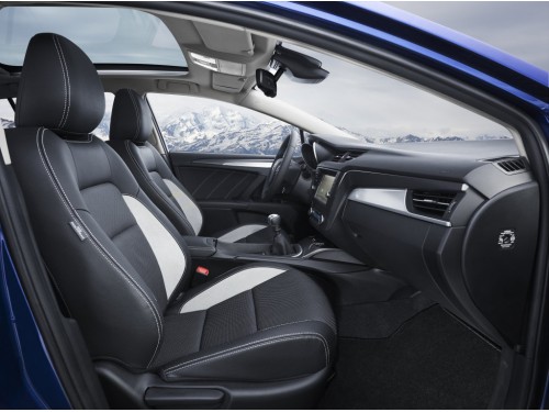 Характеристики автомобиля Toyota Avensis 2.0 D-4D MT Executive (05.2015 - 05.2018): фото, вместимость, скорость, двигатель, топливо, масса, отзывы